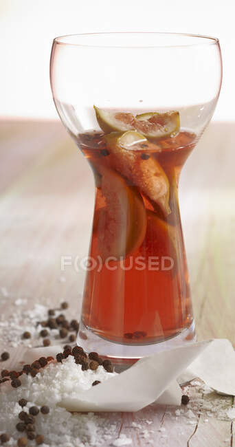 Vinagre de figo caseiro em um copo com pimenta e sal marinho — Fotografia de Stock