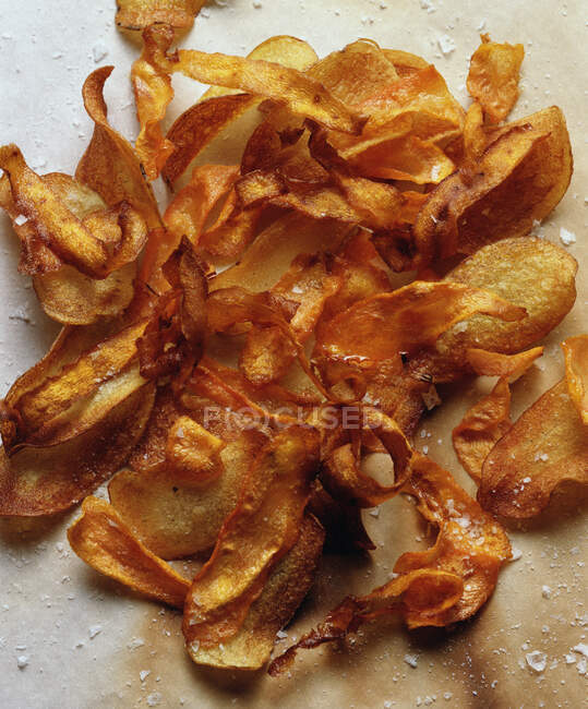 Домашние картофельные чипсы с морской солью — стоковое фото