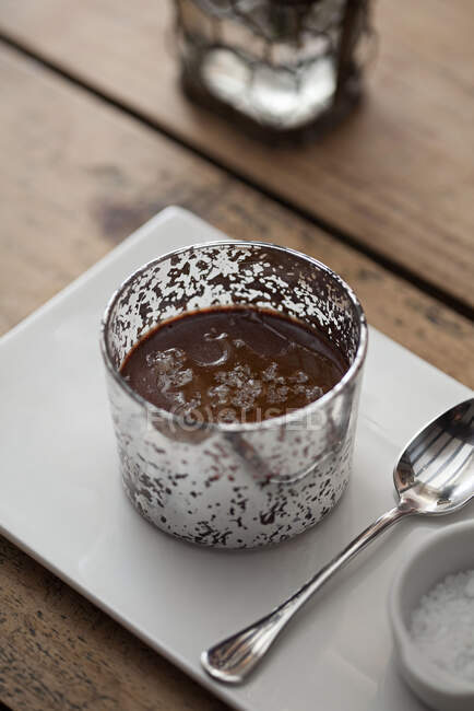 Pudim de chocolate na mesa — Fotografia de Stock