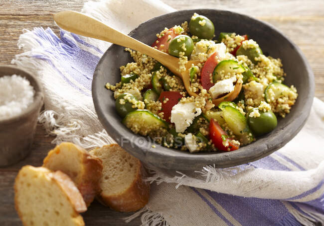 Salada de milho grego com feta, pepino, tomate e azeitonas verdes — Fotografia de Stock
