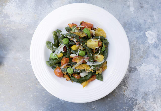 Home made spinach picci pasta served with vegetables — Fotografia de Stock