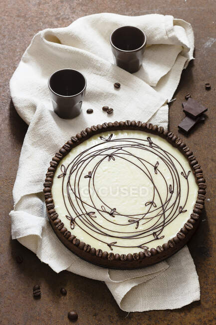 Tarta de chocolate moca con tazas - foto de stock