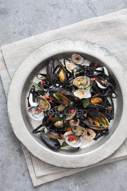 Молюски і мідії в страві з морепродуктів — стокове фото