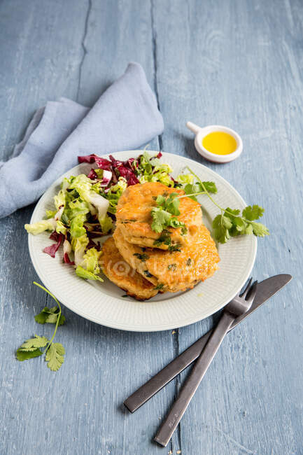Chickpea fritters with a mixed leaf salad — Stock Photo