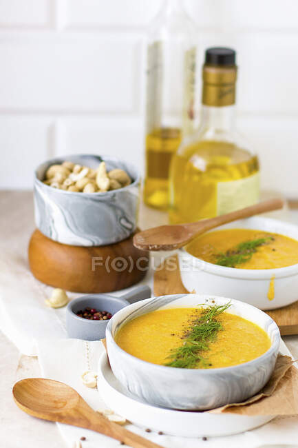 Веганский фенхелевый суп с орехами кешью — стоковое фото