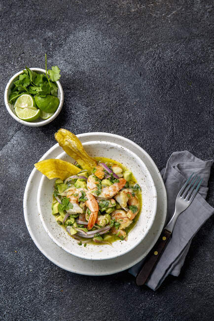 Prawn and avocado stew with plantain chips — Stock Photo