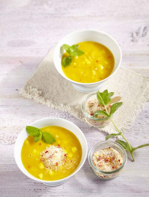 Желтая чечевица и ананасовый суп с карри, имбирем, чили и кокосом — стоковое фото