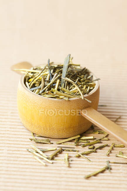 Japanischer grüner Tee in einem hölzernen Messlöffel — Stockfoto