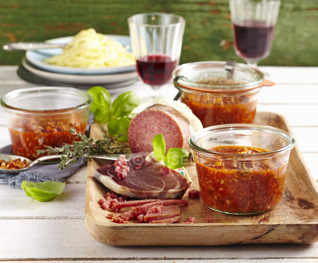 Bolognese Sauce in Einmachgläsern serviert mit Parmaschinken und Salami — Stockfoto