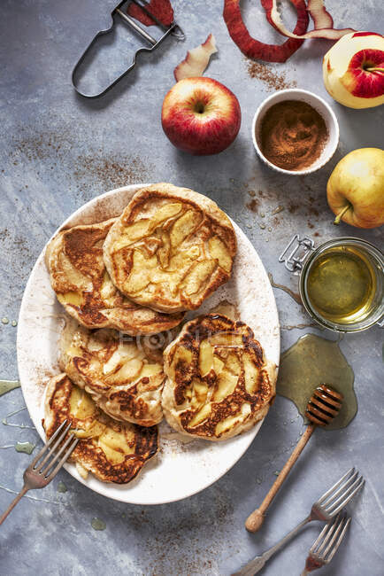 Apple pancakes with cinnamon and honey — Stock Photo