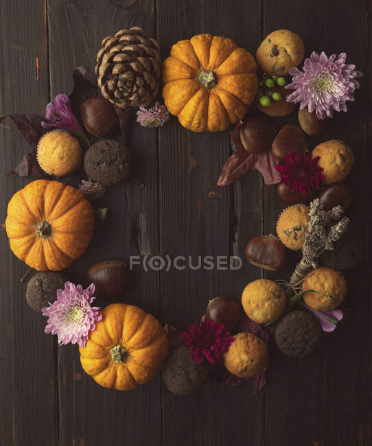Fond d'automne avec citrouilles, cônes et citrouille sur table en bois — Photo de stock