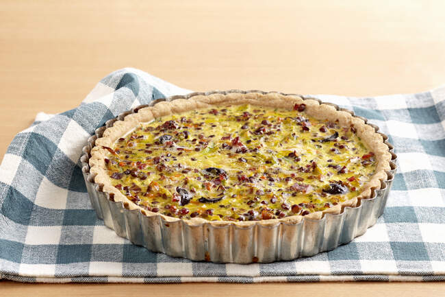 Roman lentil tart with shortcrust pastry, leeks, carrots, bacon, olives and egg — Stock Photo