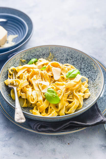 Tagliatelle with a creamy butternut squash, Parmesan and basil — Stock Photo