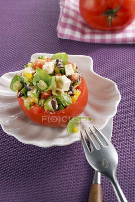Eine Tomate gefüllt mit Amaranth und Feta-Salat — Stockfoto