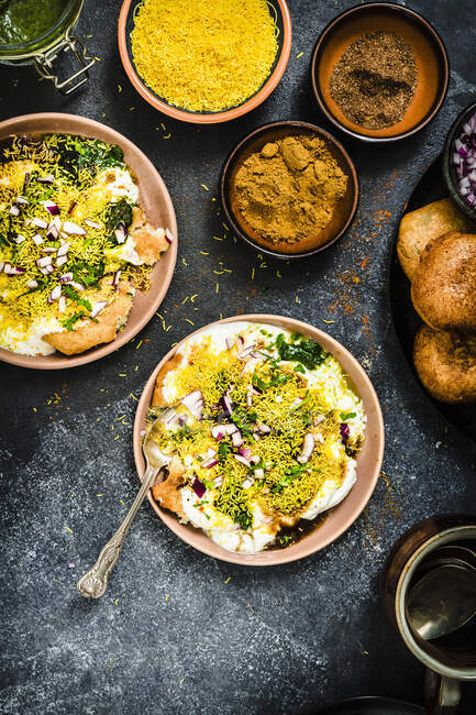 Dahi aloo tikki chaat (comida callejera india hecha de papas con yogur y chutney de tamarindo)) - foto de stock