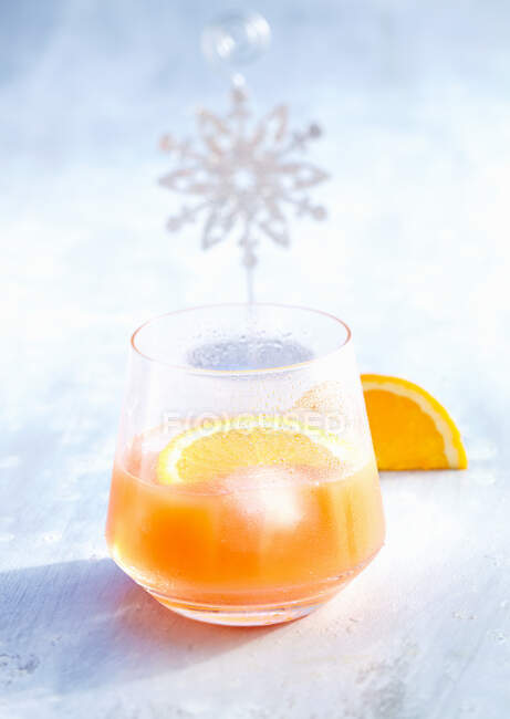 Arancione Campari con fette di frutta e cubetti di ghiaccio — Foto stock