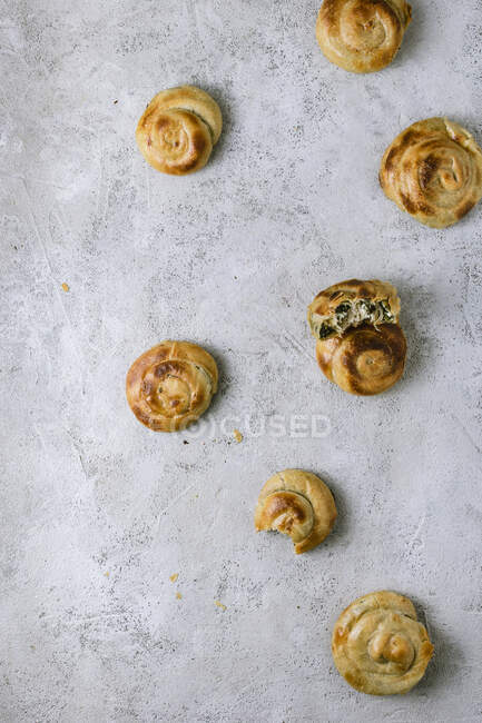 Griechische Pasteten aus Phyllo-Teig, gefüllt mit Feta und Spinat — Stockfoto