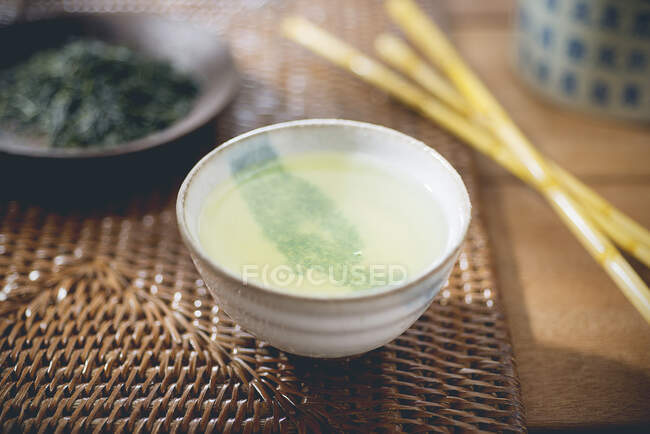 Chá verde em uma tigela de chá — Fotografia de Stock