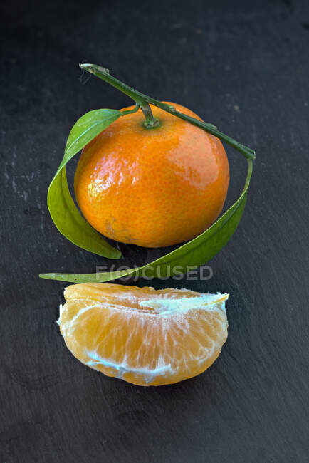 Mandarins on a slate platter — Fotografia de Stock