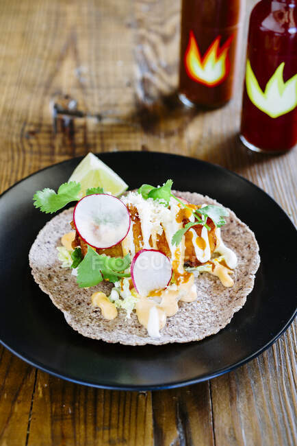 Tacos mexicanos com peixe, abacaxi e molho picante — Fotografia de Stock
