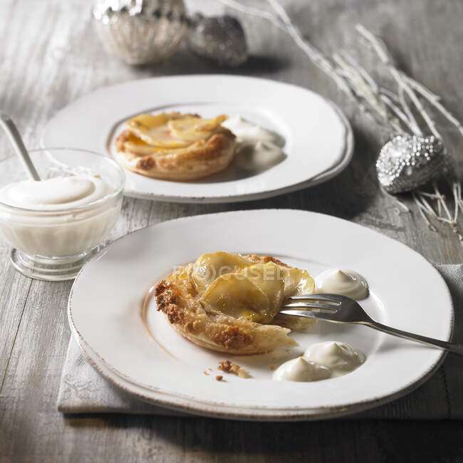 Apple tartlets with cream — Stock Photo