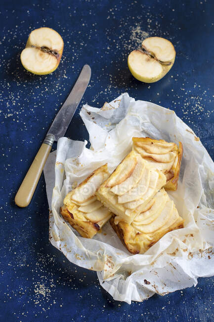 Apple slices in parchment paper — Stock Photo