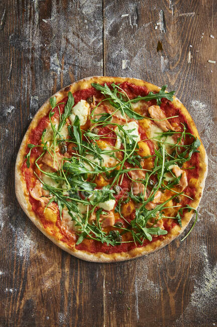 Nahaufnahme von leckerer Pizza mit Lachs und Mascarpone — Stockfoto