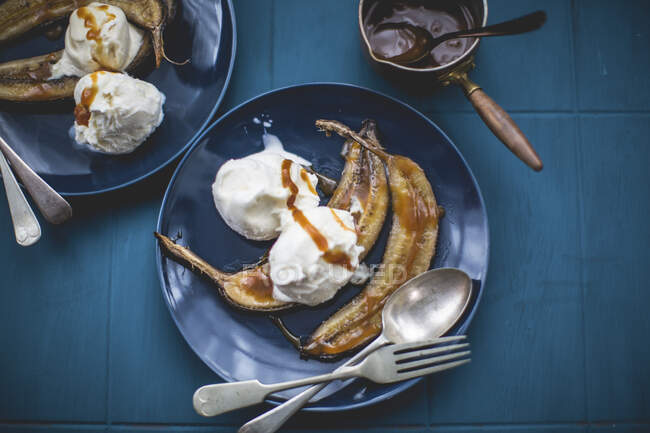 Roasted bananes with icecream and caramel sauce — Stock Photo