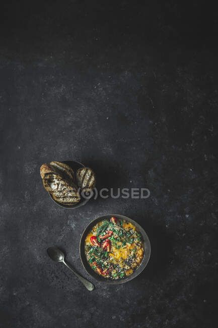 Sopa de feijão branco e vegetal colorida no fundo escuro — Fotografia de Stock