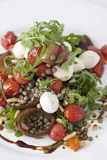 Lentil salad mixed with rocket, tomatoes and mozzarella balls — Stock Photo