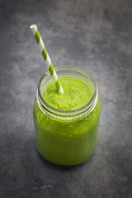 Ein Avocado-Grünkohl-Smoothie — Stockfoto