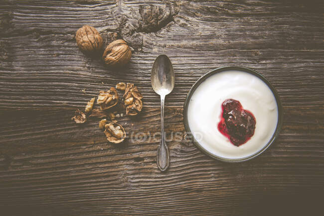 Nueces y yogur con mermelada - foto de stock