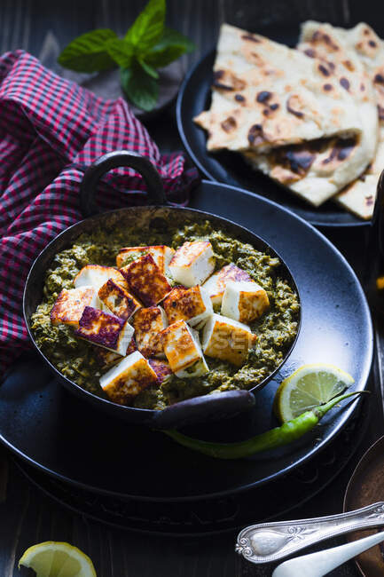 Saag paneer (fried cheese on spinach, India) — Stock Photo
