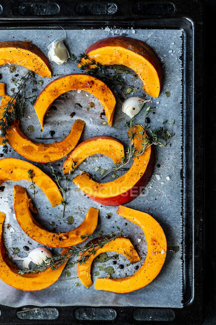 Pumpkin slices with garlic and thyme — Stock Photo