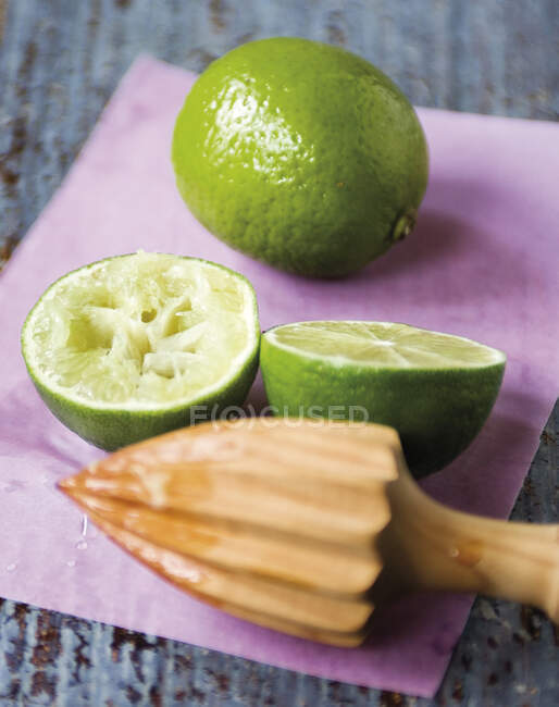 Cut lime and whole one with wodden rimmer — Photo de stock