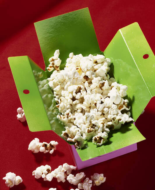 Close-up shot of Popcorn in a cardboard box — Photo de stock