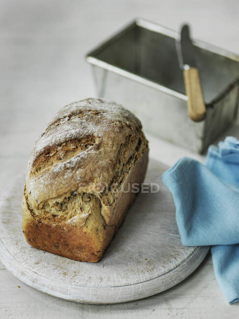 Хрустящий домашний хлеб из олова — стоковое фото