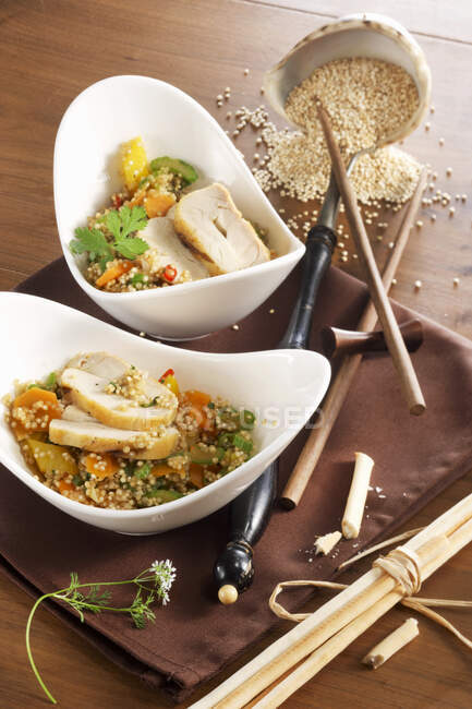 Хіноа в азійському стилі з курячими грудьми та овочами. — стокове фото