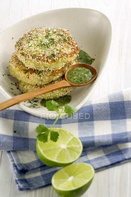Fried potatoes cakes with amaranth pops and lime and herbs sauce — Stock Photo