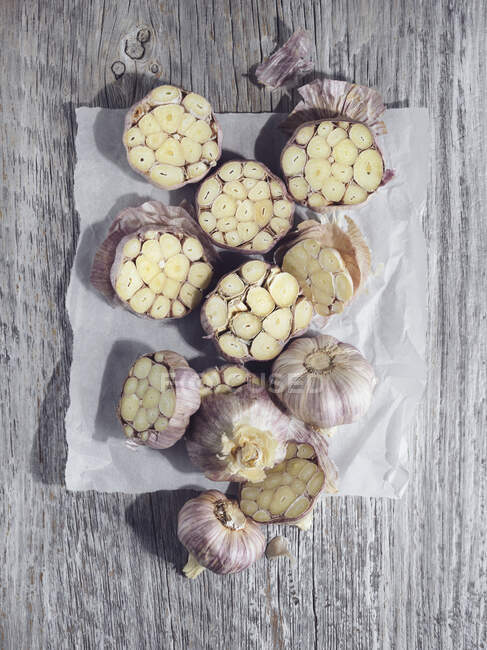 Fresh garlic on wooden background — Stock Photo