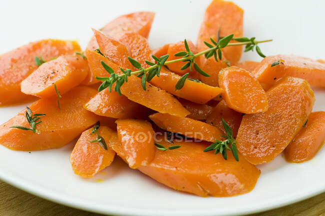 Roasted pumpkin slices with thyme, parsley and rosemary. — Stock Photo