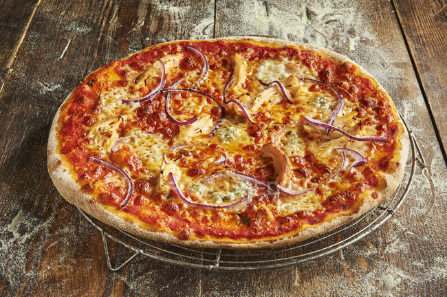 Pizza 'Tosca' com cebola vermelha — Fotografia de Stock
