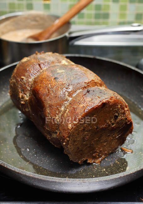 Primer plano de delicioso roast roll vegano - foto de stock