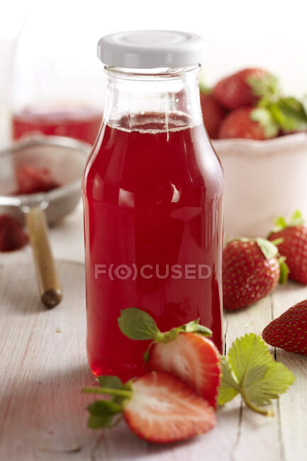 Confiture de fraises dans un bocal en verre sur fond blanc — Photo de stock