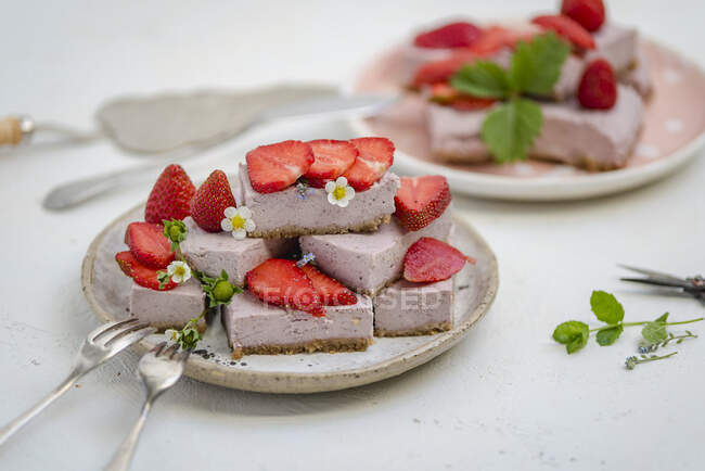 Anacardo y fresas postres veganos en platos - foto de stock