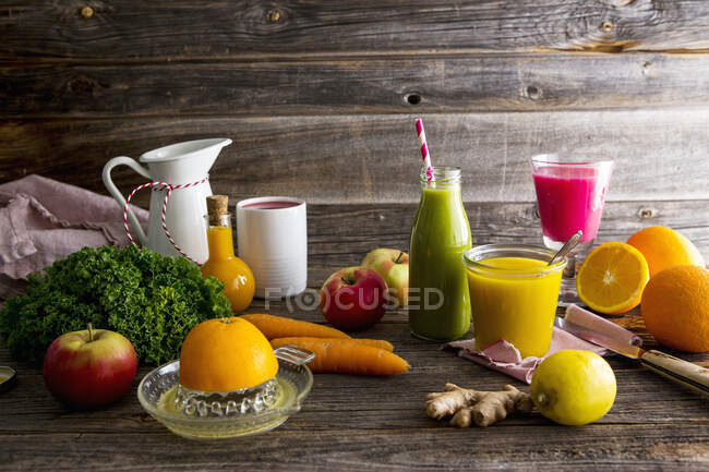 Alimentos saludables, desintoxicación y dieta concepto de batido fresco y verduras en la mesa de madera - foto de stock