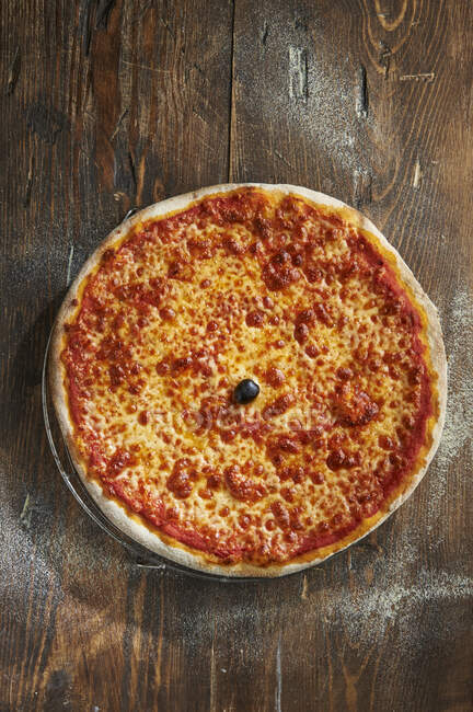 Pizza Margherita em fundo de madeira close-up — Fotografia de Stock