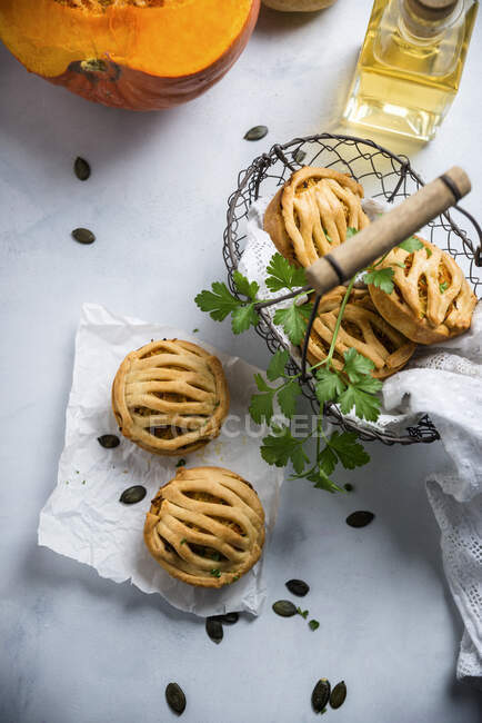 Vegane Mürbeteigmuffins gefüllt mit einem Kürbis-Kartoffel-Gratin — Stockfoto