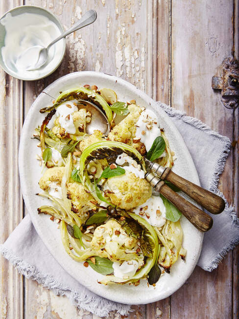 Cauliflower and Fennel Salad With Toasted Almonds — Stock Photo