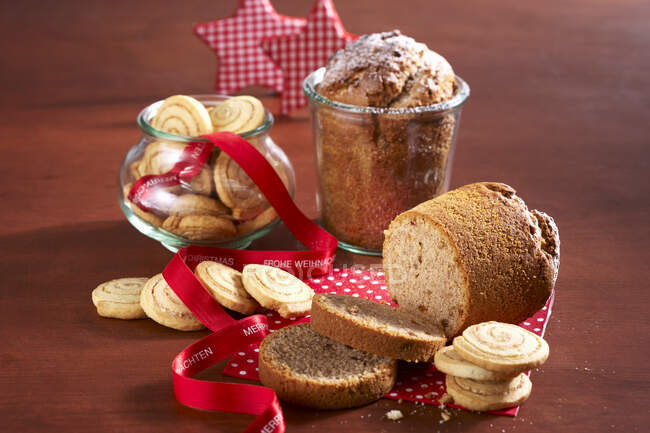 Biscoitos em espiral de canela e bolo assado em frascos para o Natal — Fotografia de Stock